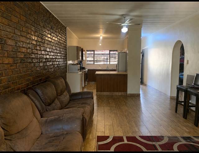 2 BEDROOM FLAT FOR SALE IN VEREENIGING CENTRAL